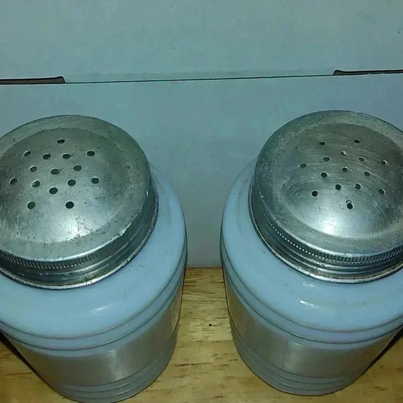 Vintage Hazel Atlas Depression Milk Glass Salt and Pepper shaker set. - Picture 3 of 3